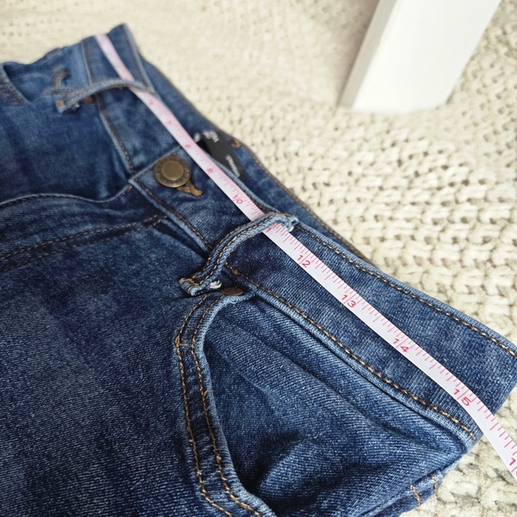 Simply Vera Wang | Size 8 | Medium Wash Straight Leg Jeans - Picture 9 of 12